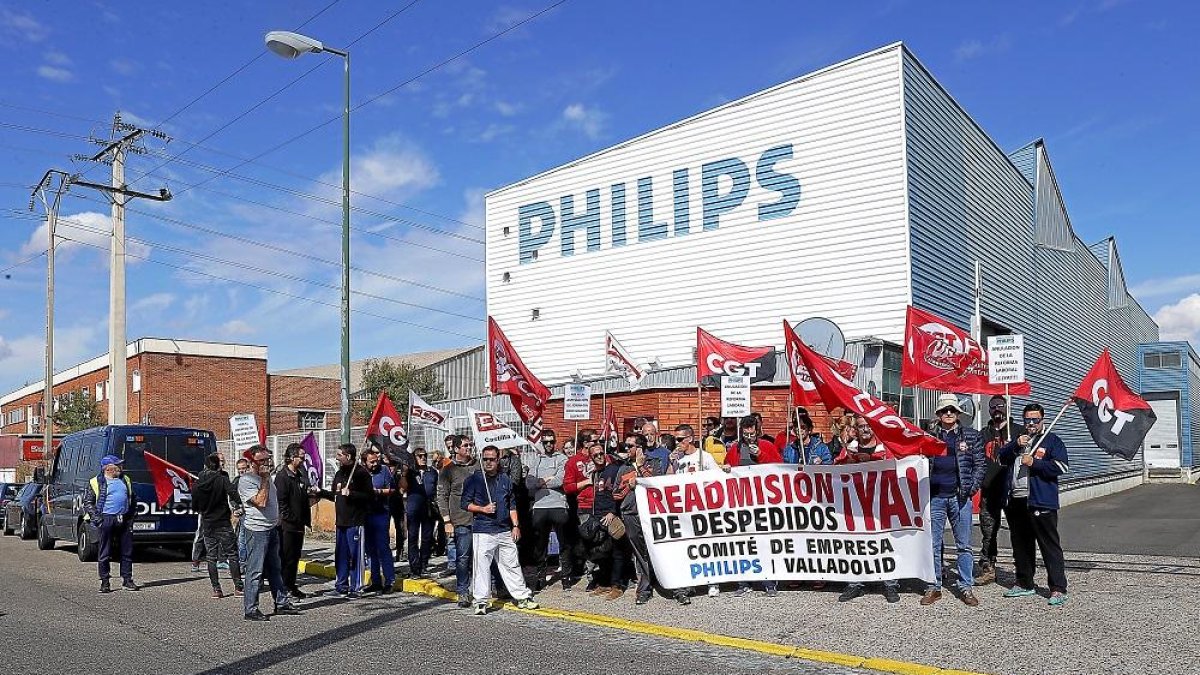 Un centenar de trabajadores reivindica la readmisión de los despedidos.-ICAL