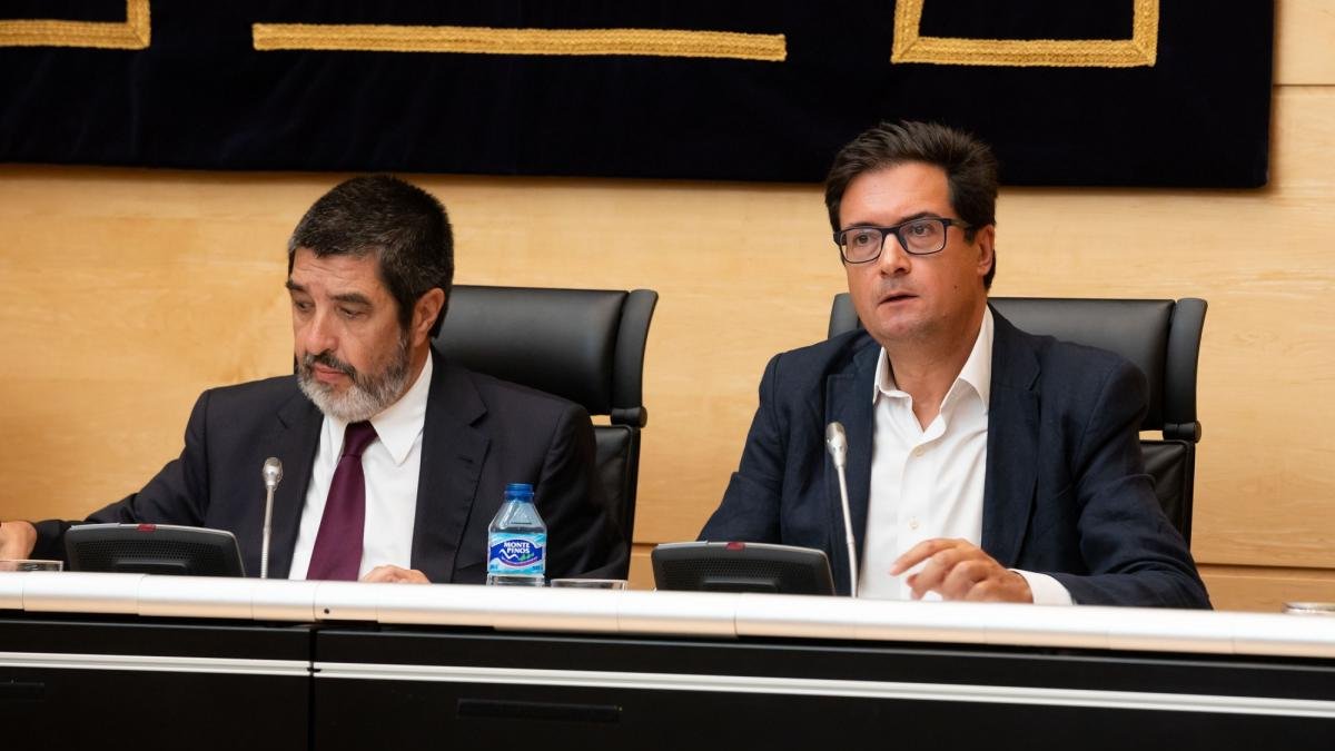El exsecretario general del PSOE de Castilla y León Óscar López escucha la intervención del portavoz del Grupo Parlamentario Podemos, Pablo Fernández, durante su comparecencia en la Comisión de Investigación de las Cajas de Ahorro.-EL MUNDO