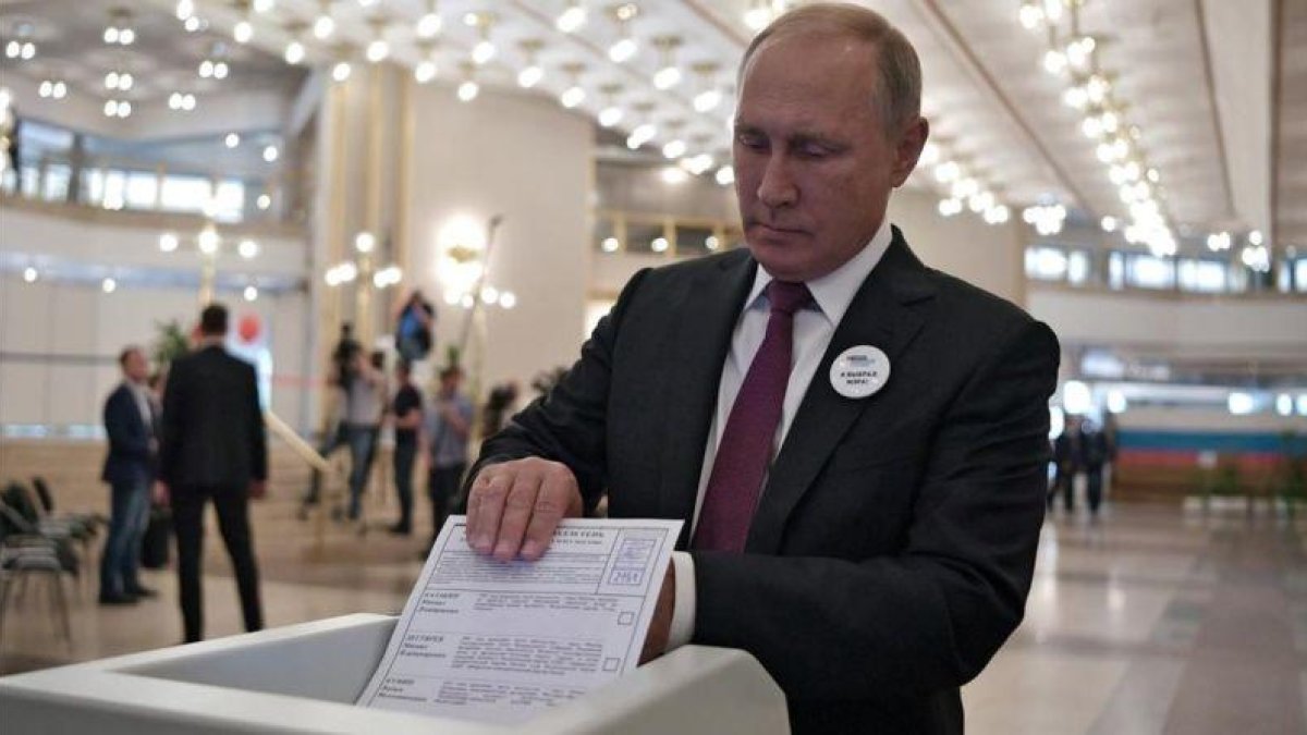 Vladimir Putin votando el domingo.-SPUTNIK