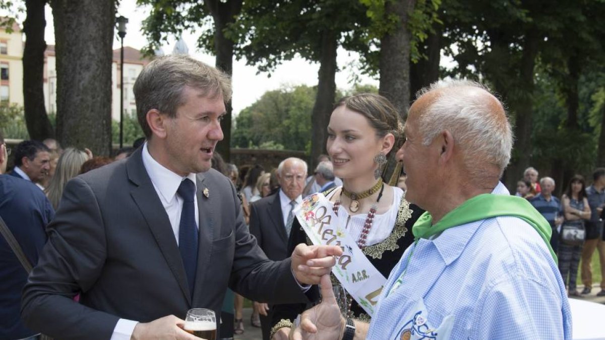 Recepción del alcalde a los representantes de la sociedad burgalesa con motivo de la Festividad de San Pedro y San Pablo-Ical
