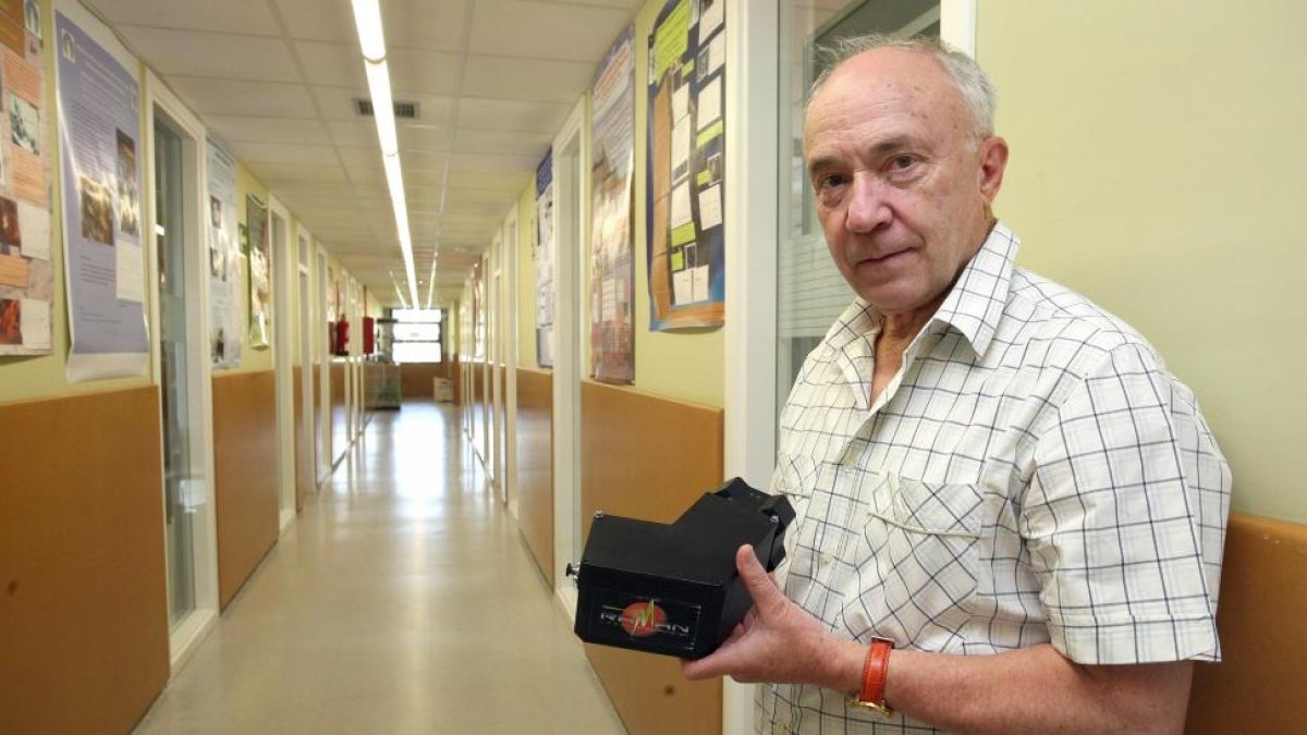 Fernando Rull, catedrático de Mineralogía de la UVA, sostiene un prototipo de ciencia del espectómetro Raman.-ICAL