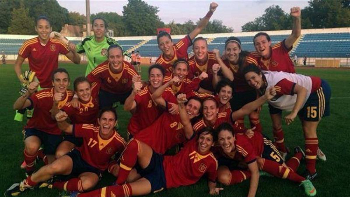 la selección española de fútbol femenino celebrando la clasificación por primera vez en su historia para disputar un Mundial de fútbol.-Foto: SEFUTBOL.COM