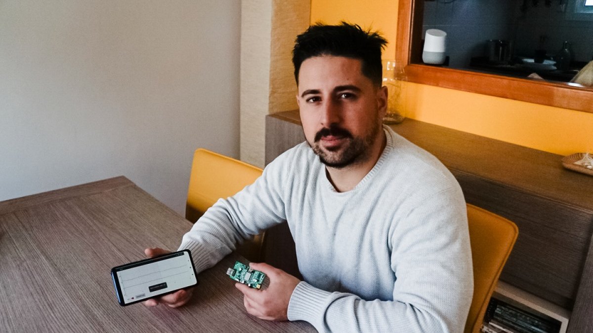 El ingeniero de la UVA Marcos Martín muestra parte de su proyecto. Mireia Bertran