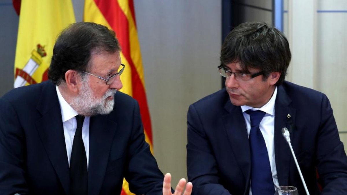 El presidente del Gobierno, Mariano Rajoy, y el presidente de la Generalitat de Catalunya, Carles Puigdemont.-SERGIO BARRENECHEA (EFE)