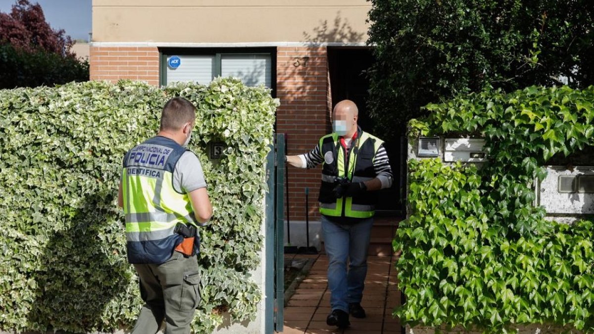 Agentes de la policía en el lugar del suceso.- J. M. LOSTAU