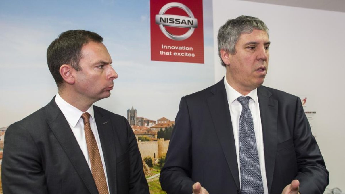 El vicepresidente ejecutivo y máximo responsable de la Alianza Renault-Nissan en España, José Vicente de los Mozos (d), y el vicepresidente de las Operaciones Industriales de Nissan en España, Alan Johnson (i), informan sobre la situación de la fábrica.-ICAL