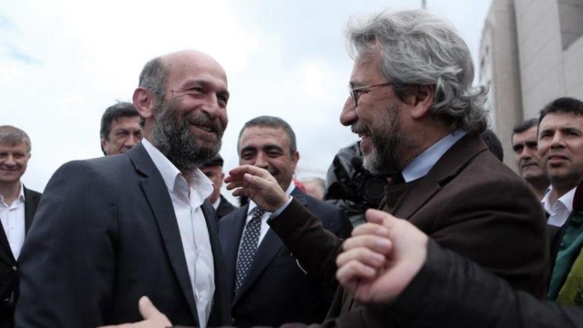 Los periodistas turcos Can Dündar (derecha) y Erdem Gul.-AP / CAN EROK