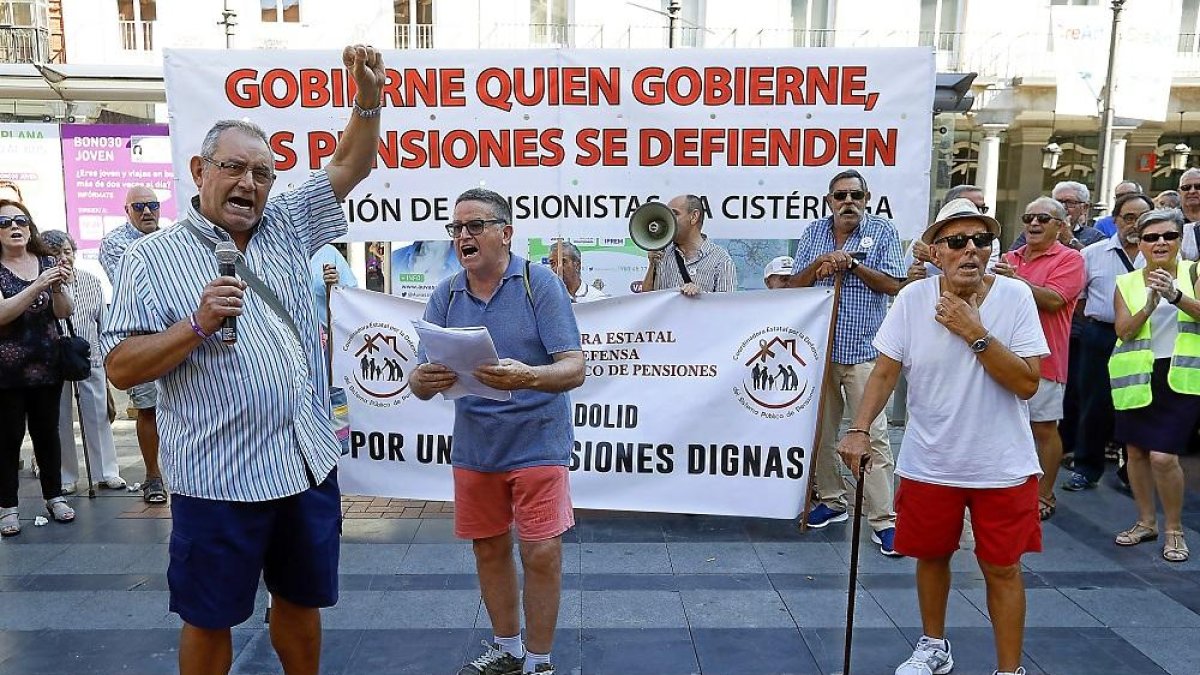 Un grupo de pensionistas durante la manifestación que acabó en la plaza Mayor.-J.M. LOSTAU