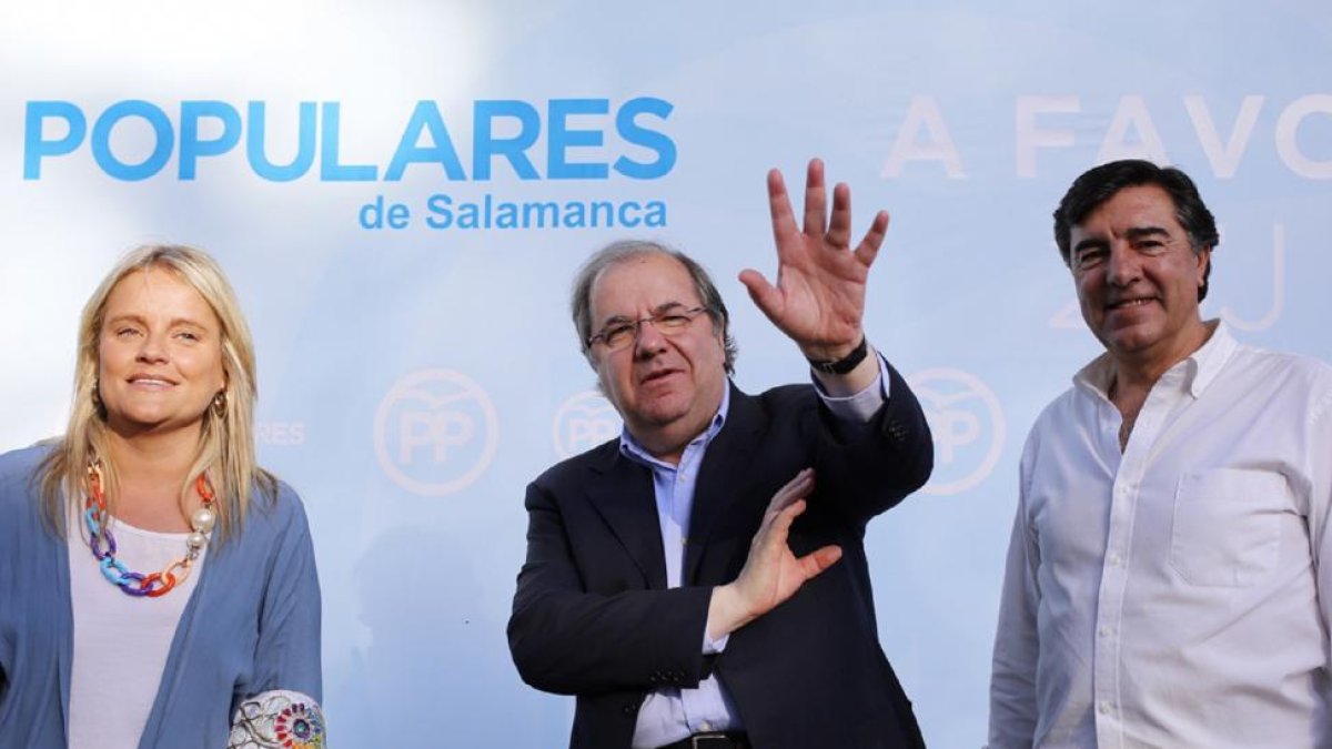 Juan Vicente Herrera junto a Mari Mar Blanco en Peñaranda de Bracamonte.-ICAL