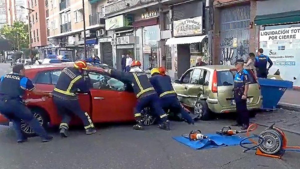 La Policía Municipal y los Bomberos retiran el vehículo que embistió a un segundo.-BOMBEROS VALLADOLID