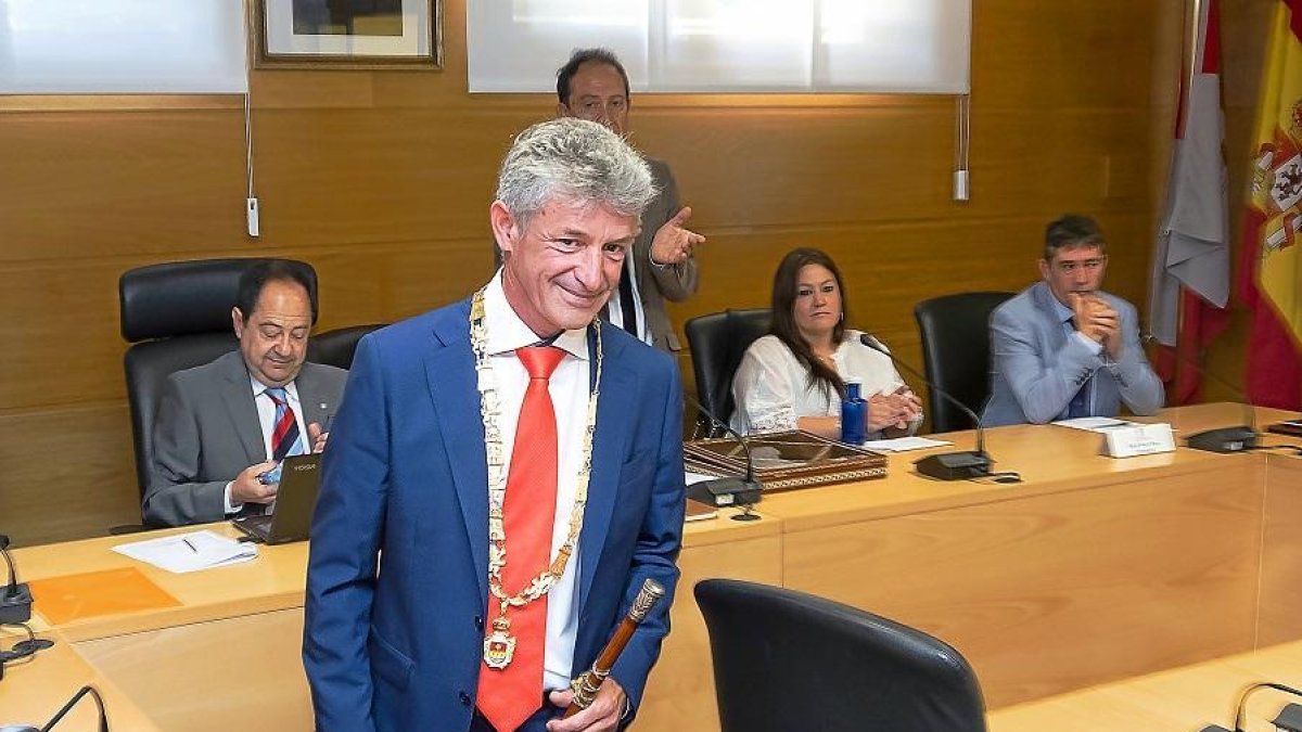 Sarbelio Fernández, alcalde de Arroyo, con el bastón de mando.-PHOTOGENIC
