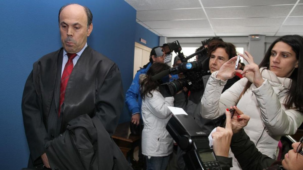 El abogado de Marta Domínguez, José Rodriguez, espera en la sala de vistas del juzgado de Primera Instancia e Instrucción número 7 de Palencia para la vista oral por la supuesta vulneración del derecho al honor de la exatleta palentina Marta Domínguez por-ICAL