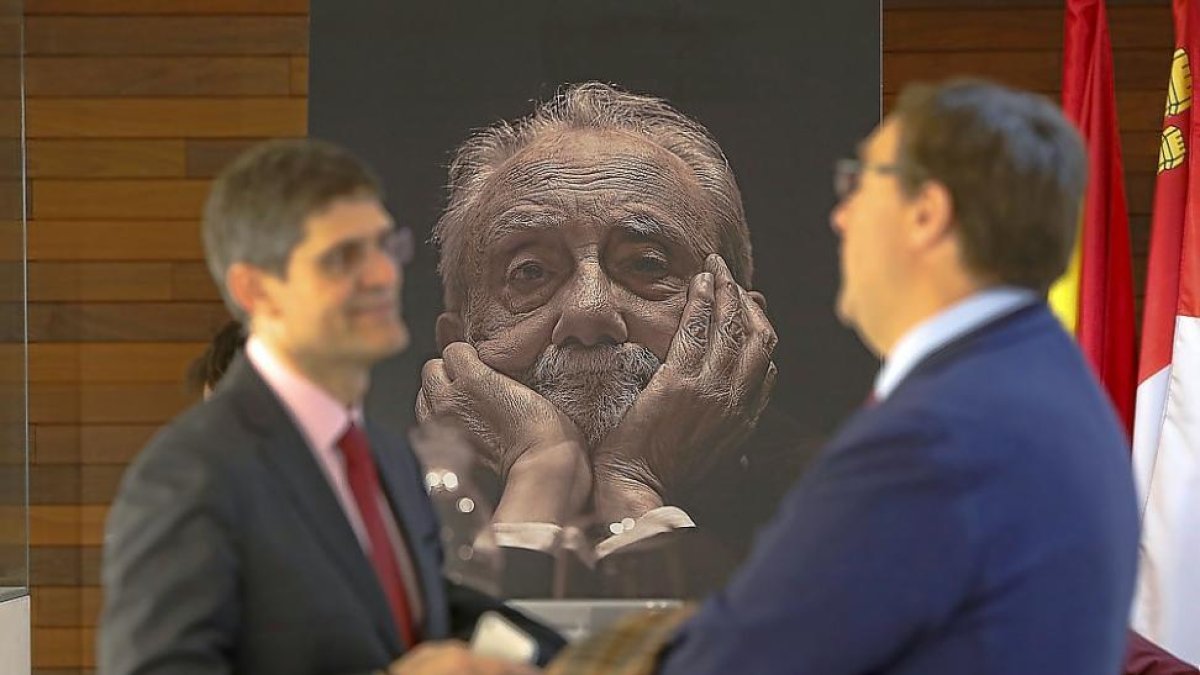 Al fondo de la imagen, retrato del escritor Antonio Pereira que forma parte de la muestra.-J. M. LOSTAU