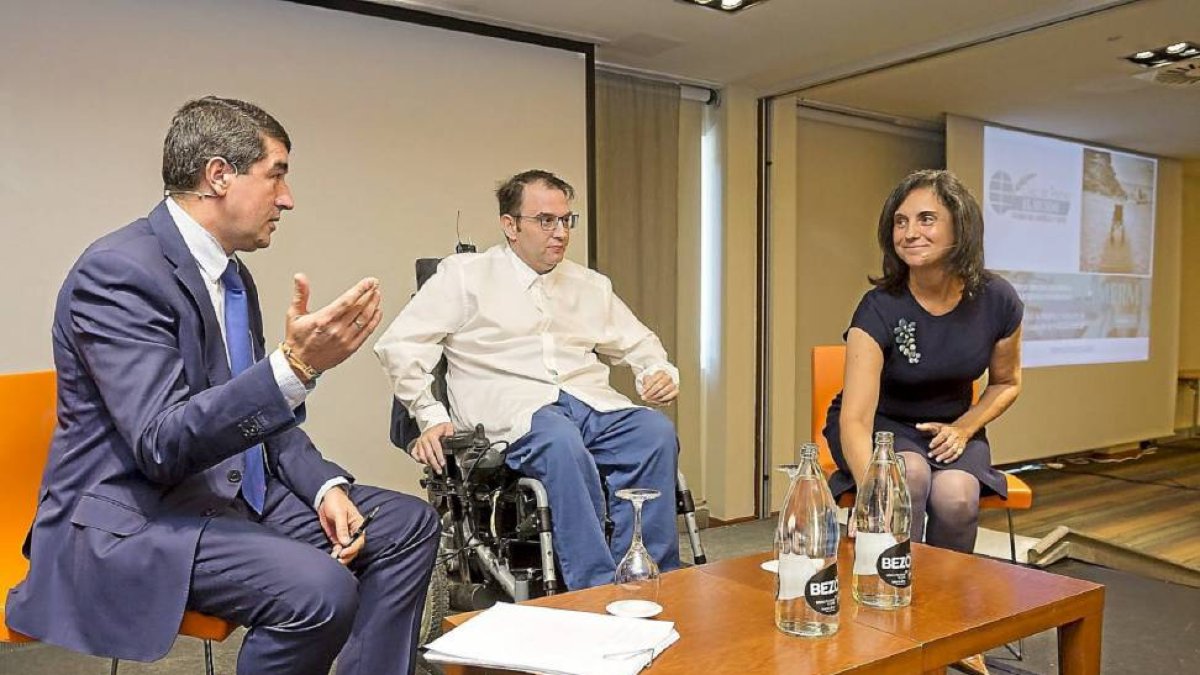 Almudena Ramón Cueto durante su conferencia.-Miguel Ángel Santos