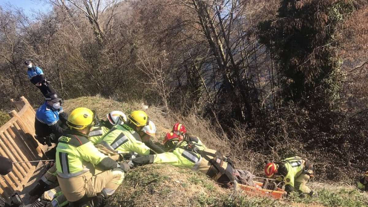Momento del rescate de joven que cayó al Pisuerga.- E. M.