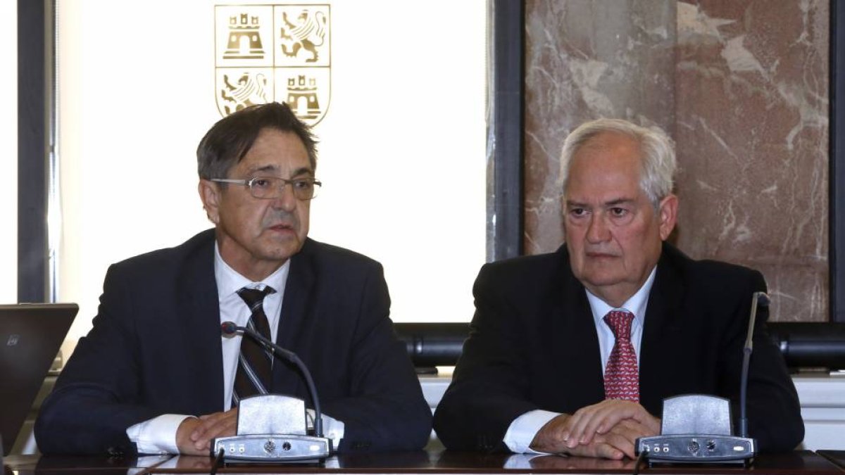 El director general de Transportes, José Antonio Cabrejas (I), y el delegado territorial de la Junta, Guillermo García (D), presentan la nueva tarjeta Desfire para el transporte metropolitano de León-Ical