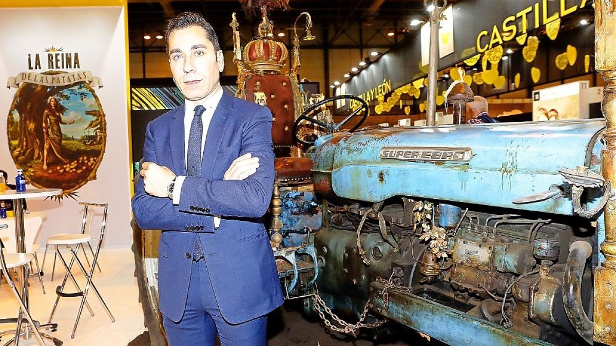 Javier Meléndez, en el expositor de la feria con la nueva marca de patatas al fondo.-RAQUEL P. VIECO