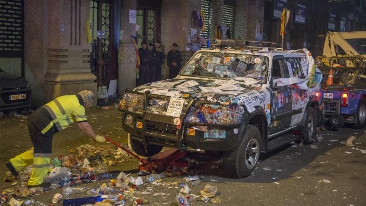 La grúa se lleva los vehículos de la Guardia Civil de la Conselleria de Economia atacados durante la protesta por las detenciones-FERRAN SENDRA