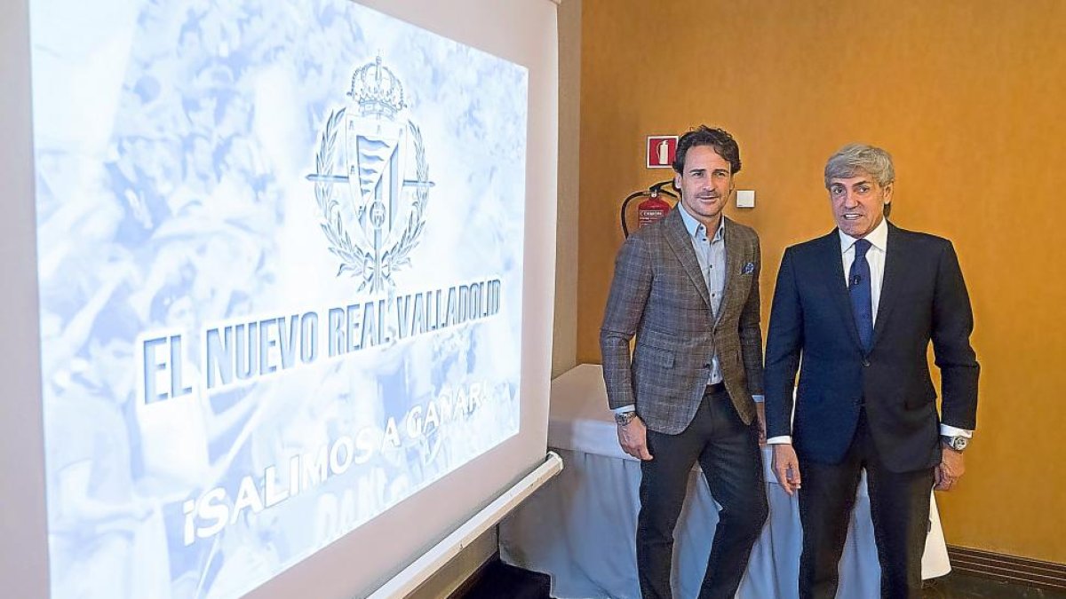 García Calvo y José Moro antes de comenzar la presentación del nuevo proyecto.-PABLO REQUEJO