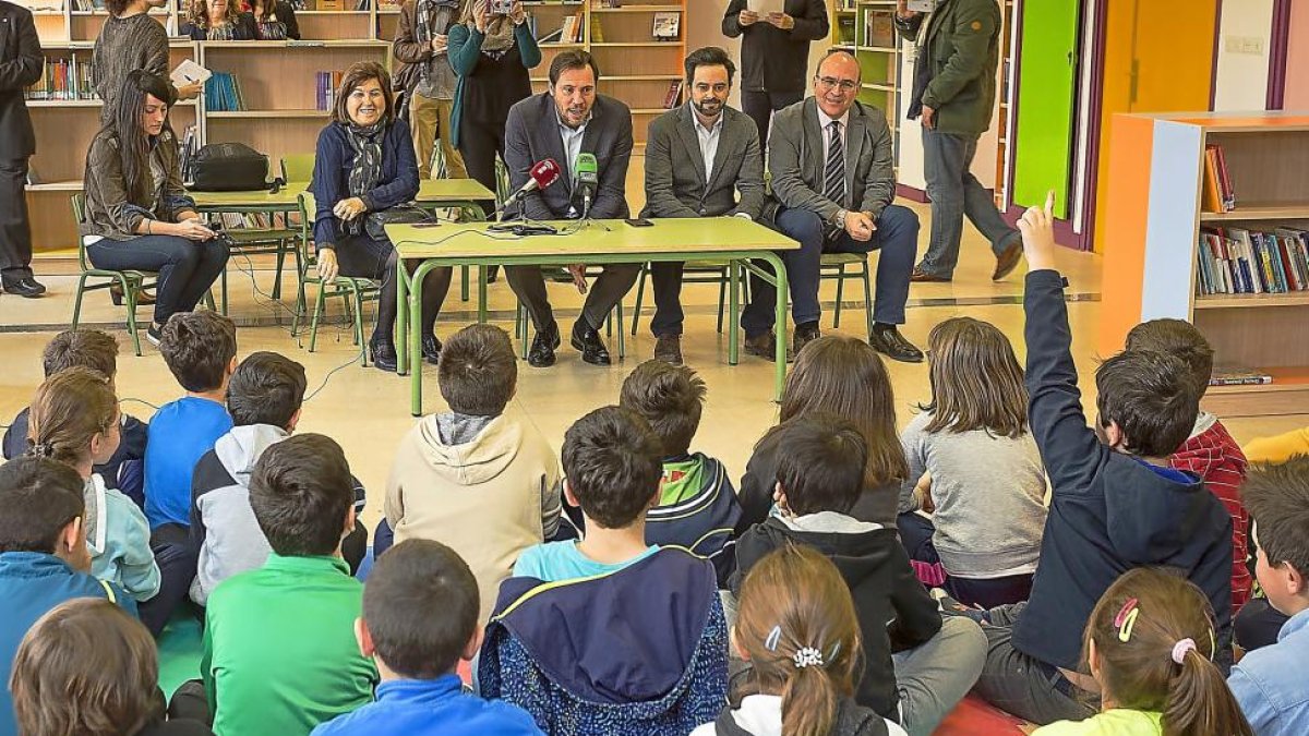 Óscar Puente responde a las preguntas de los alumnos del CIEIP Alonso Berruguete .-MIGUEL ANGEL SANTOS