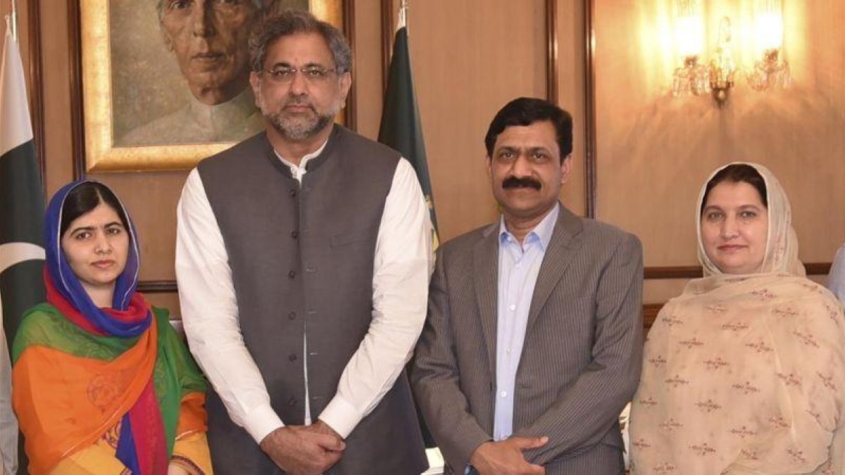 Malala junto al primer ministro paquistaní, Shahid Khaqan Abbasi, y los padres de la activista en Islamabad.-AP