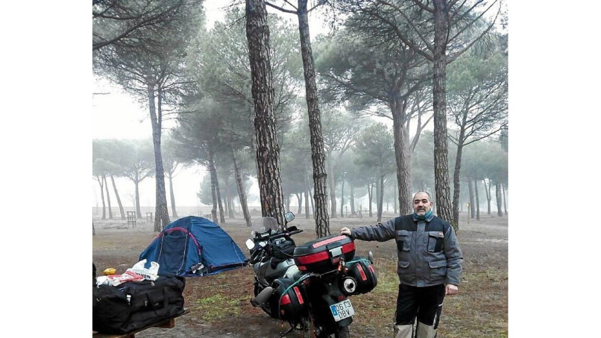 Santiago Rivas, el ‘Motero Solitario’, ayer en la acampada de Motauros-El Mundo