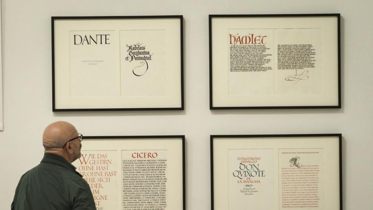 Un hombre contempla algunas de las piezas expuestas.-MIGUEL ÁNGEL SANTOS