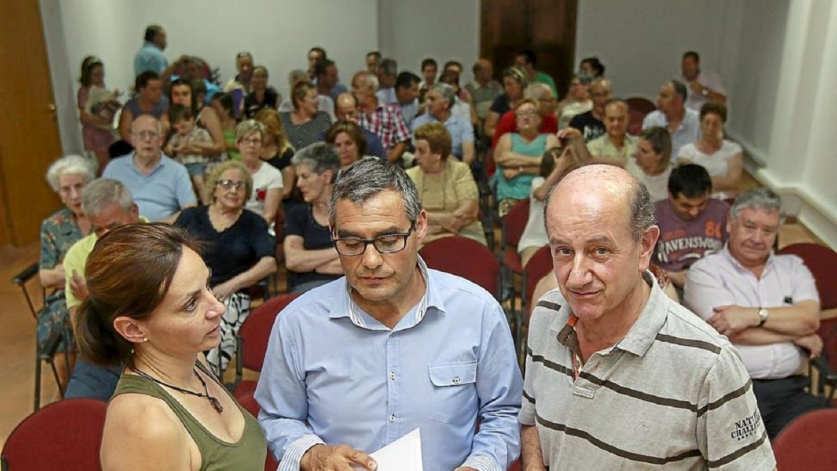 Equipo de gobierno de Cabezón de Pisuerga (Valladolid) en una reunión vecinal.-J.M. LOSTAU