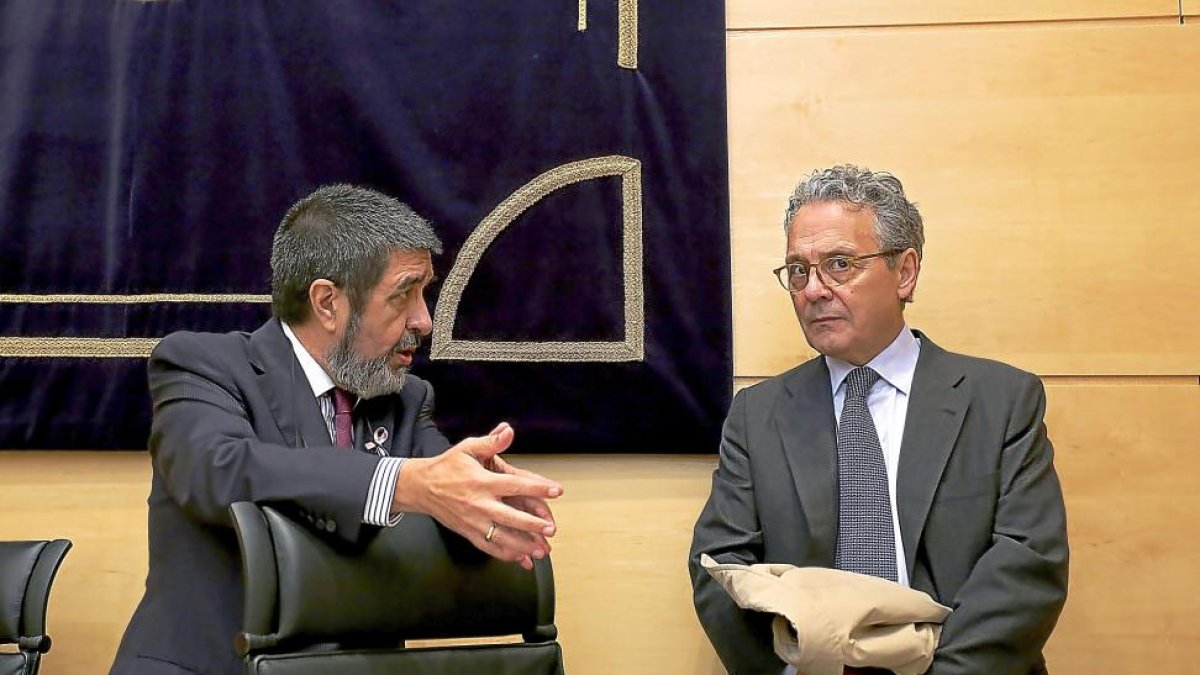Manuel Mitadiel conversa con Cándido Paz-Ares, ayer, en la comisión de investigación de las cajas.-ICAL