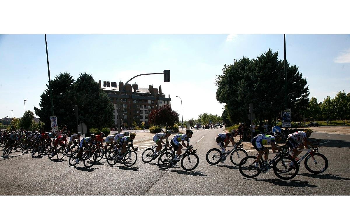 Imagen de archivo de la llegada de los ciclistas a la meta en una edición anterior de La Vuelta a España. E.M.