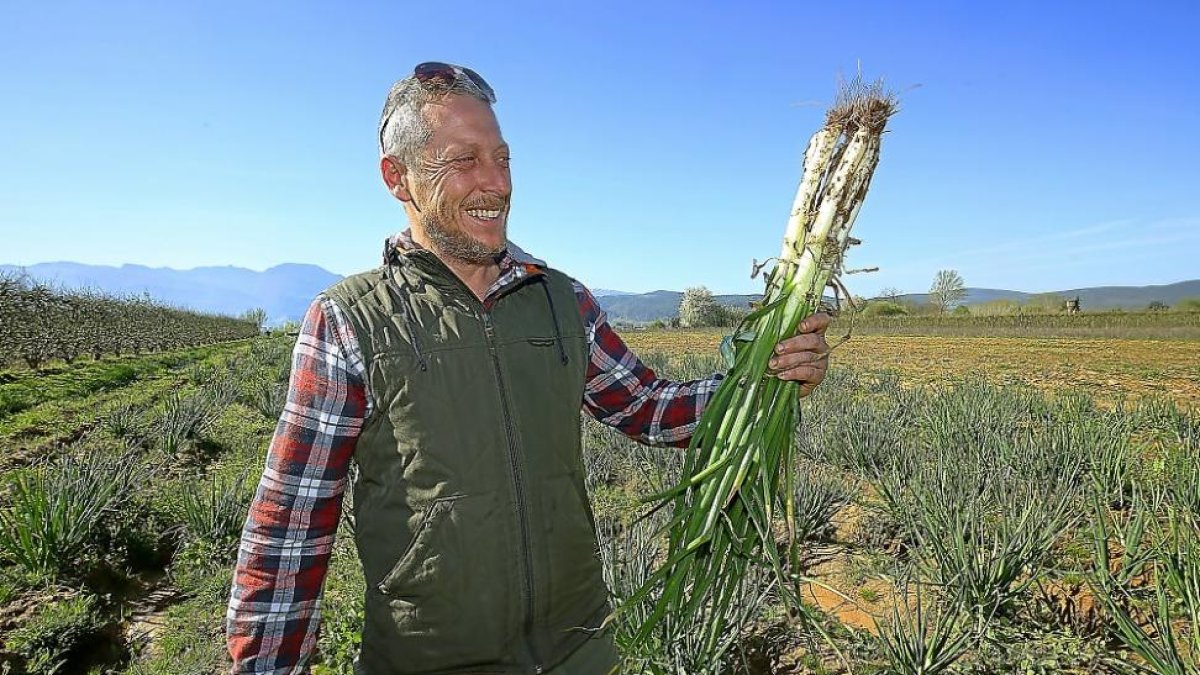 El propietario de El Caracol del Bierzo, Mario Casteills, en sus instalaciones.-ICAL