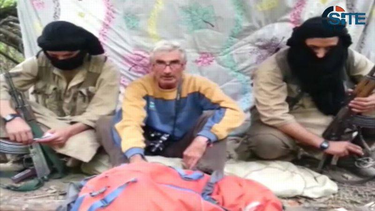 El ciudadano francés Hervé Gourdel, flanqueado por dos yihadistas, en una imagen del vídeo publicado este lunes por el grupo Soldados del Califato.-