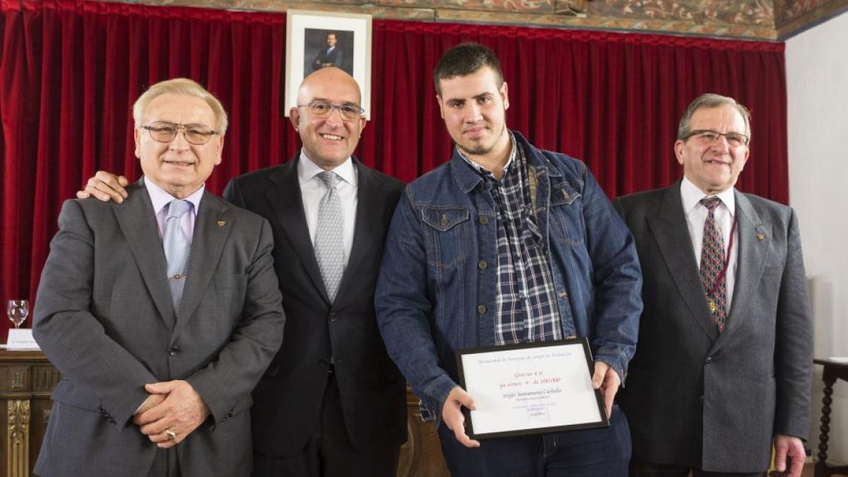 El presidente Nacional de la Hermandad de donantes de sangre, Martín Manceñido Fuertes; el presidente de la Diputación de Valladolid, Jesús Julio Carnero; el donante 100.000, Sergio Santamaría, y el presidente provincial de la Hermandáz de donantes de san-Ical