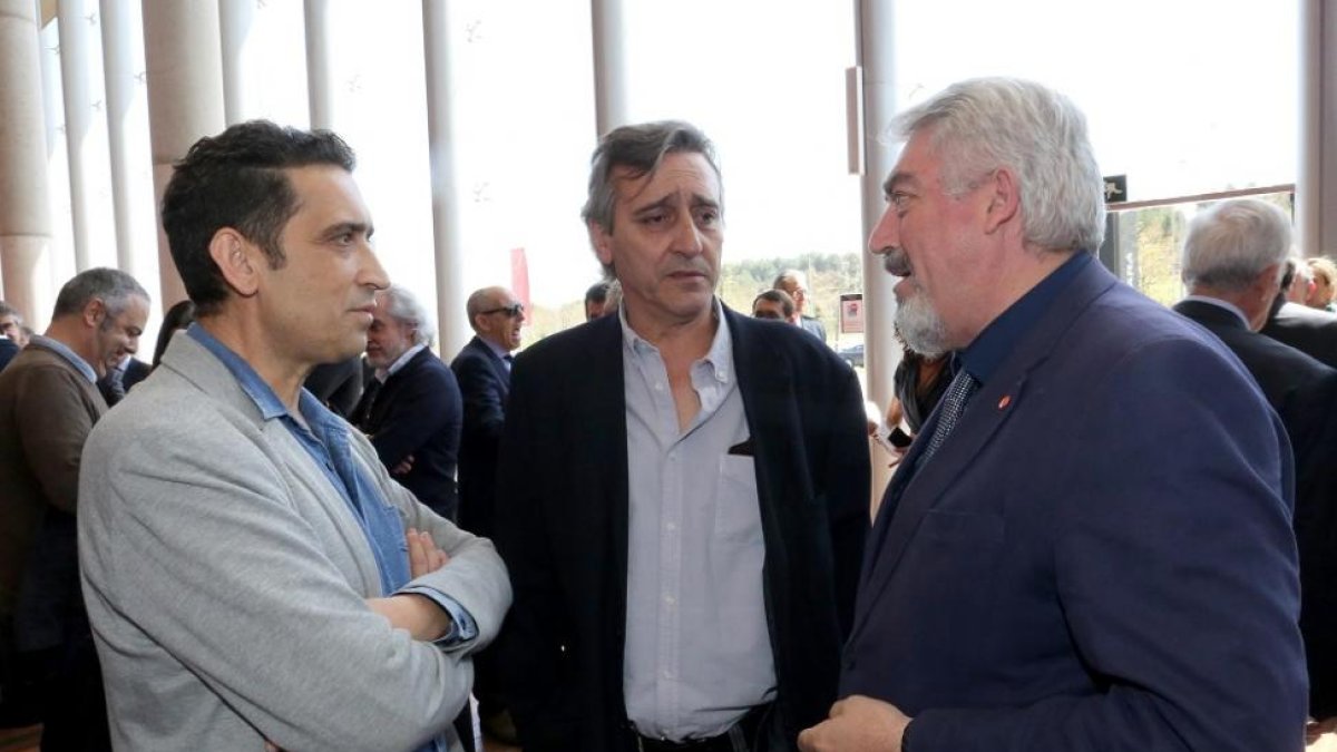 El secretario regional de CCOO, Vicente Andrés, junto al secretario de Empleo, Política Institucional y Diálogo Social, Saturnino Fernández, y el procurador de Cs, José Ignacio Delgado.-ICAL