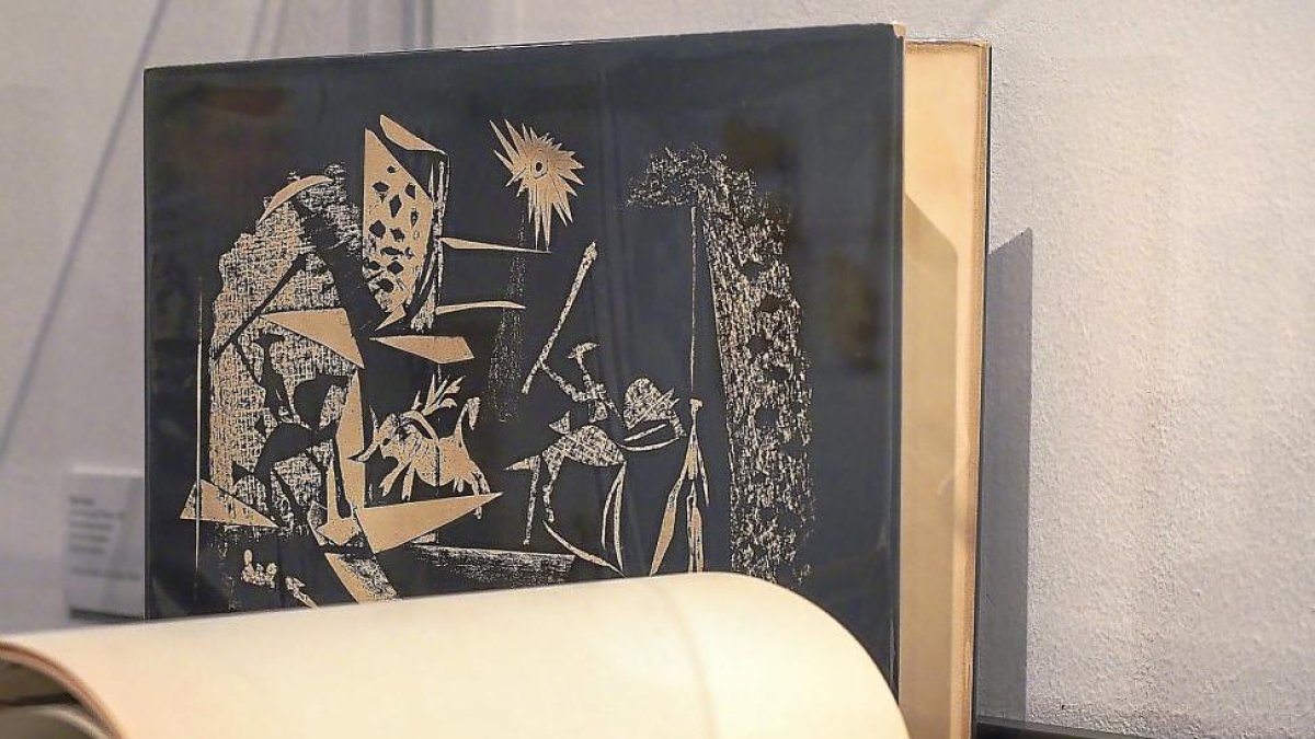 En la imagen superior, pieza de Picasso. Ala izquierda, una de Chillida y abajo, una obra de Joan Miró.-MIGUEL  A. SANTOS (PHOTOGENIC)