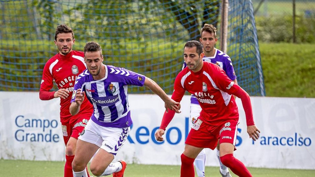 Higinio, autor del gol del Valladolid B, avanza con el balón.-MIGUEL ÁNGEL SANTOS