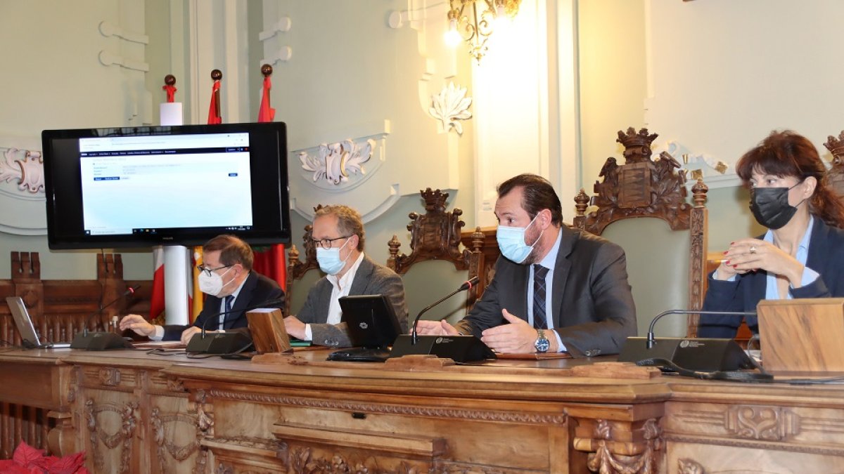 Celebración del sorteo para elegir a los miembros de las mesas electorales de cara a las próximos comicios autonómicos en el último Pleno del Ayuntamiento de Valladolid. -E.M
