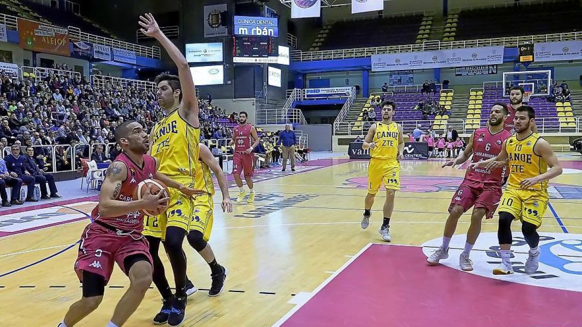 Mike Torres elude la defensa del Canoe en el partido disputado en Pisuerga.-MIGUEL ÁNGEL SANTOS