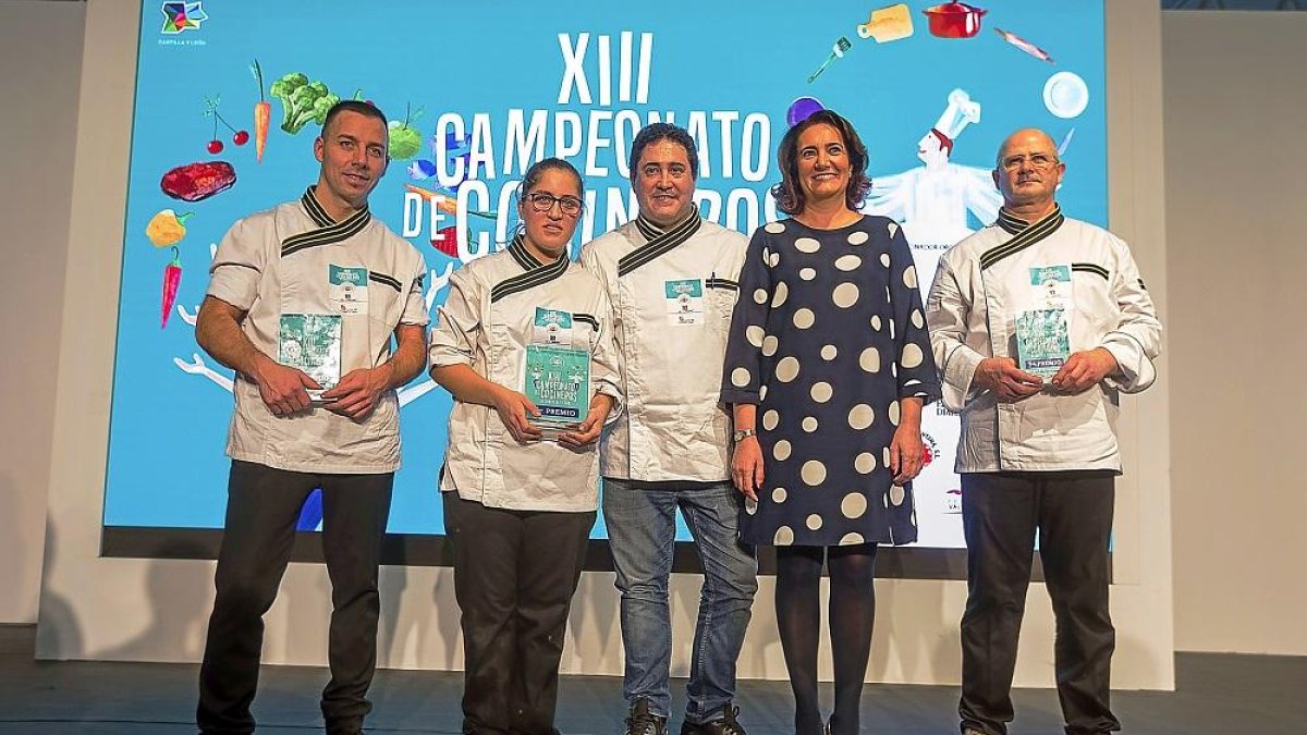 Rubén Ramos, Sheila García y Luis Miguel Macías, acompañados por la consejera de Cultura y Turismo, Josefa García Cirac, y César Boal, presidente de Maestres de Cocina de Castilla y León.-ICAL