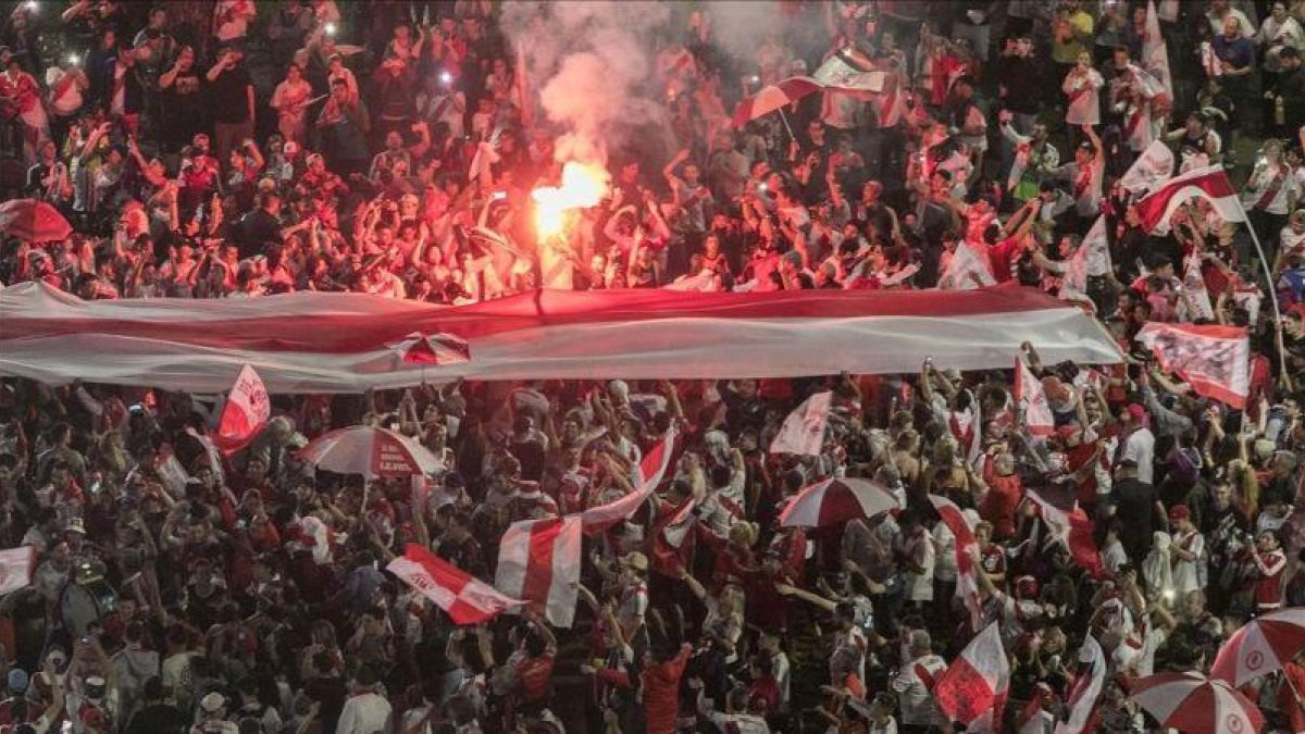 Fans del River Plate celebran el triunfo en Buenos Aires, el pasado domingo.-RAGGIO ALBERTO (AFP)