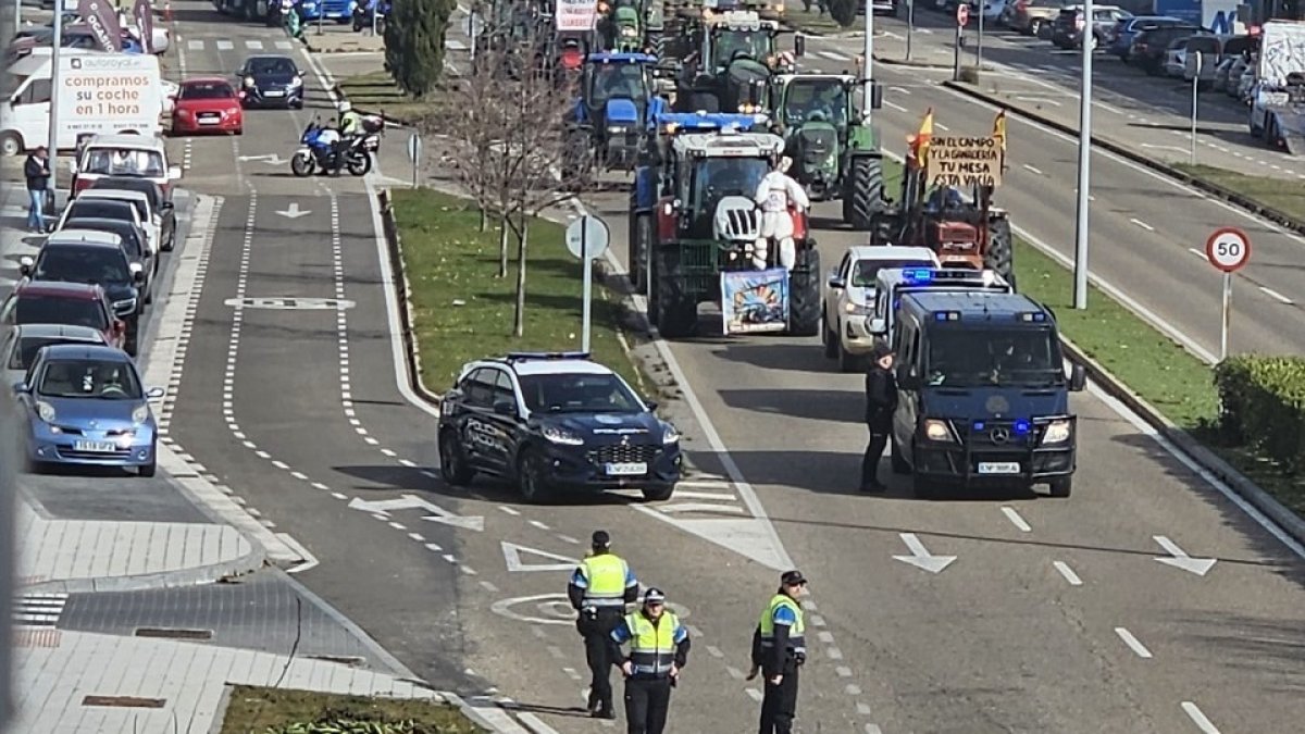 Policía Local y Nacional escoltan la tractorada ilegal en Valladolid. E.M.
