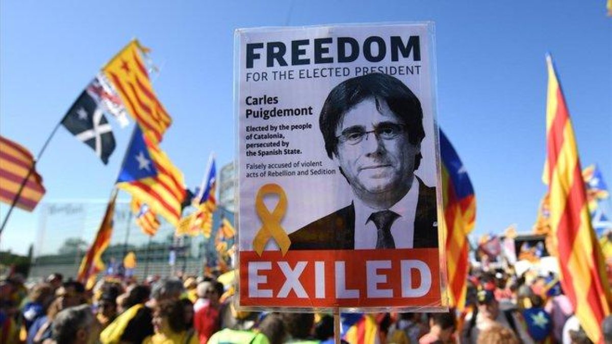 Manifestantes independentistas en Estrasburgo, el día de la constitución del Parlamento Europeo, el pasado 2 de julio, con pancartas de Puigdemont.-EFE / PATRICK SEEGER