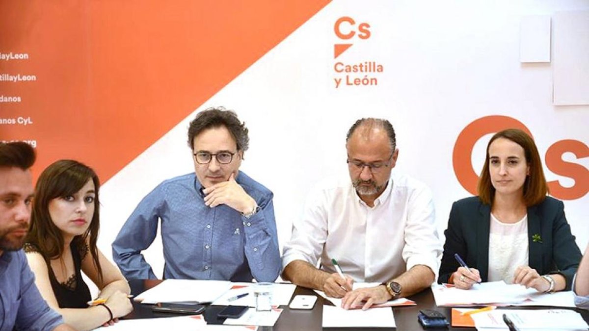 El portavoz autonómico de Ciudadanos, Luis Fuentes, preside la reunión del Comité Autonómico de Ciudad.-ICAL