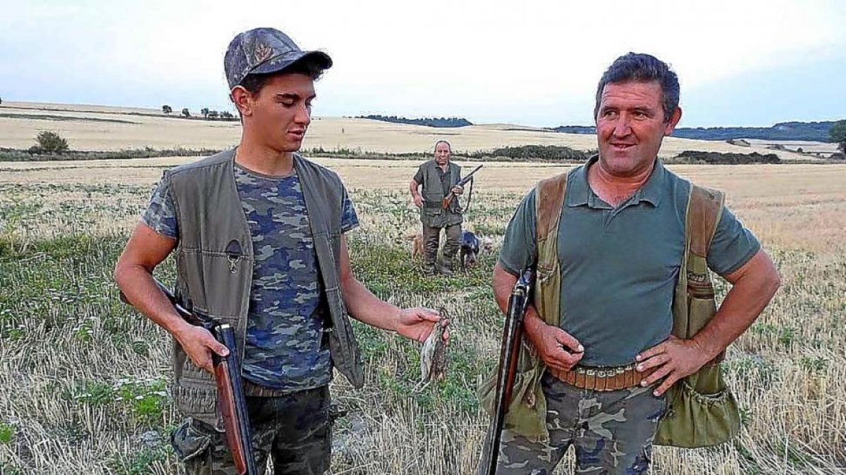 Cuadrilla de Simancas (Valladolid), con la única codorniz de la jornada.-LEONARDO DE LA FUENTE