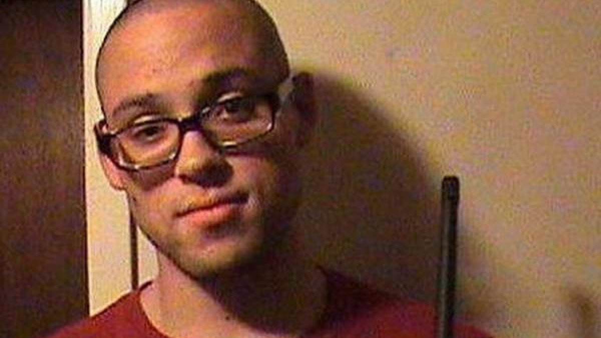 Chris Harper Mercer posa con un rifle, en una imagen colgada en su perfil de Facebook.-