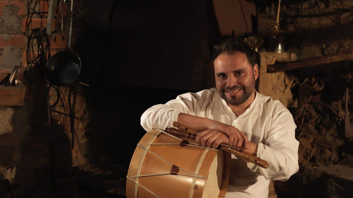 Luis Pedraza con un tamboril. - ARGICOMUNICACIÓN