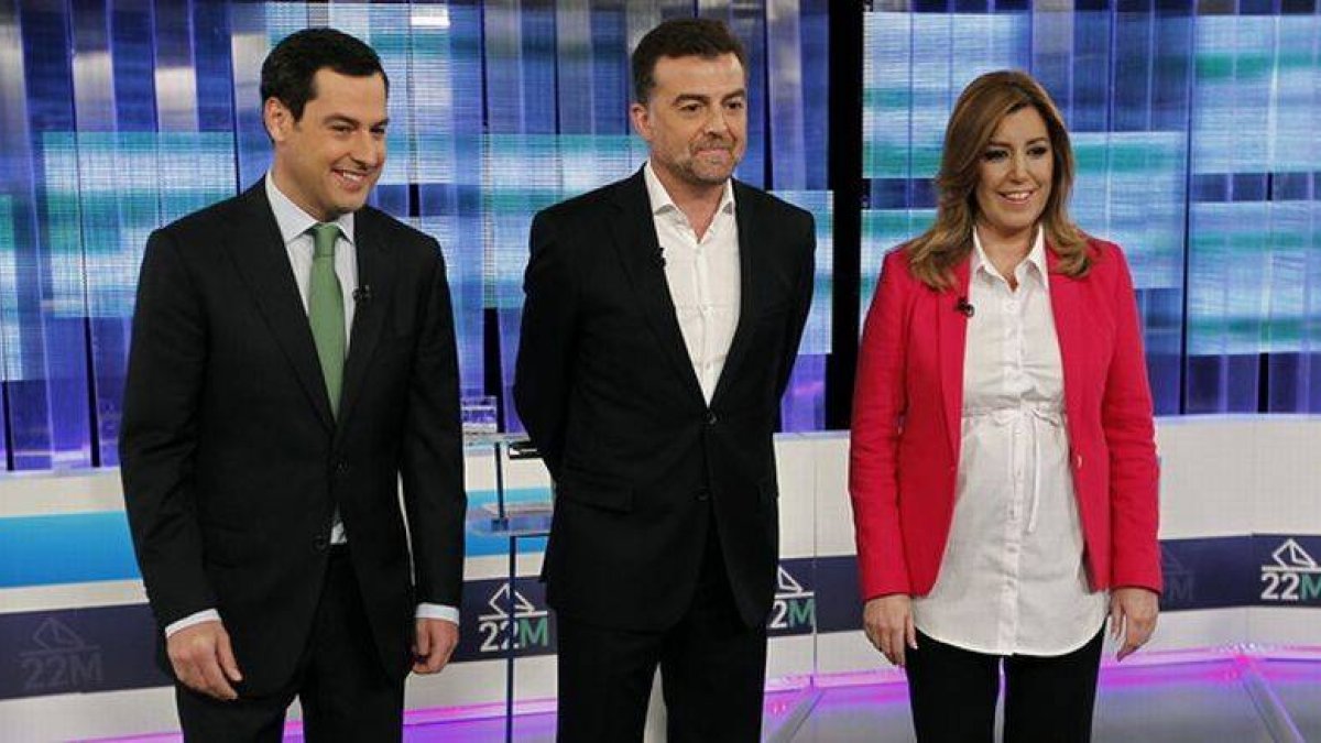 La candidata socialista a la Presidencia de la Junta de Andalucía, Susana Díaz, y los candidatos por IU, Antonio Maillo (c) y el popular Juanma Moreno, momentos antes de comenzar el debate electoral, esta noche en Sevilla.-Foto: JOSÉ MANUEL VIDAL / EFE