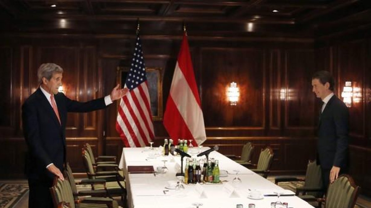 El ministro de Exteriores austriaco, Sebastian Kurz, y el secretario de Estado de EEUU, John Kerry.-EFE / DRAGAN TATIC