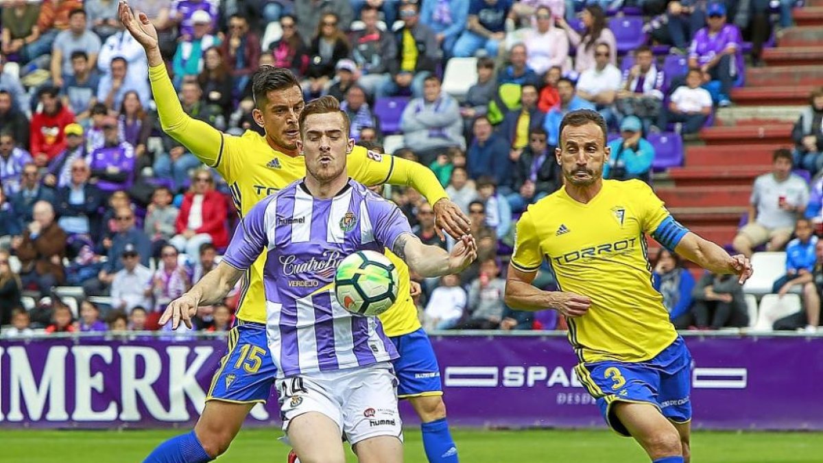Toni Martínez, autor del gol del Valladolid, se anticipa a Marcos y Servando en el partido disputado ayer en Zorrilla.-J. M. LOSTAU