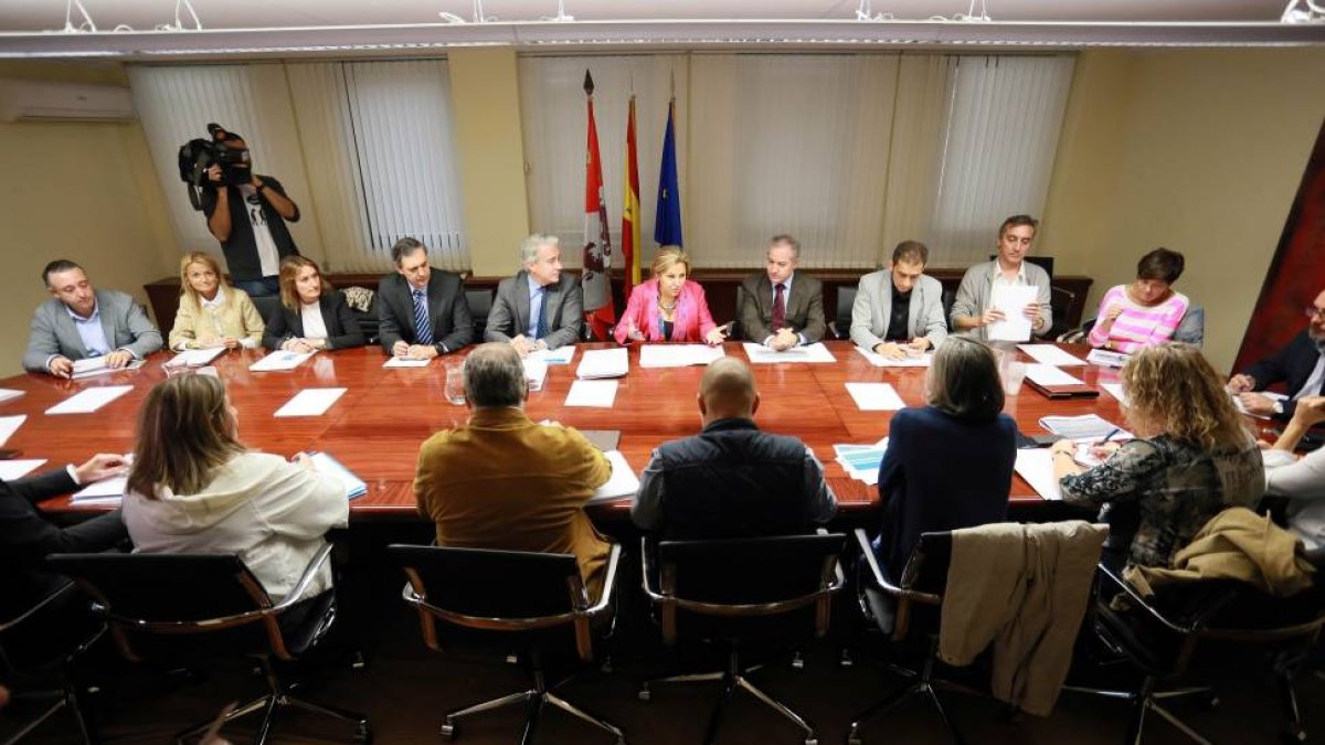 La vicepresidenta y consejera de Empleo, Rosa Valdeón, mantiene una reunión con los agentes económicos y sociales para comenzar los trabajos de la II Estrategia Integrada de Empleo.-ICAL
